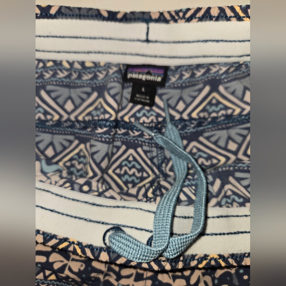 Patagonia Women’s Baggies Shorts Geometric Pattern Sz L - Picture 3 of 4